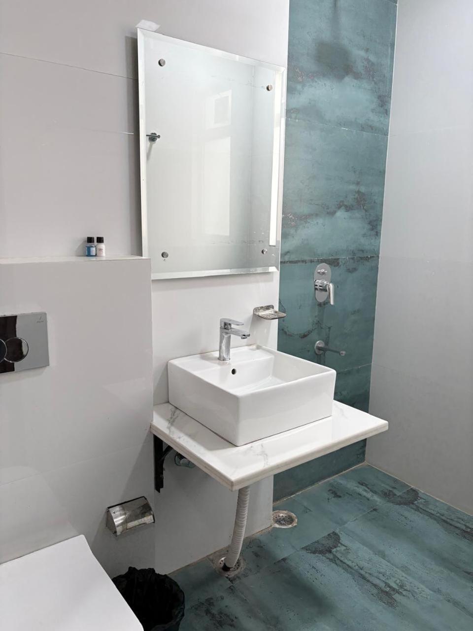Pacific Inn Eco Central Гургаон Екстериор снимка