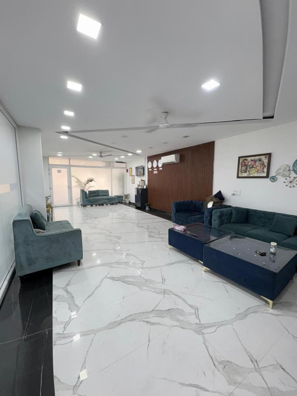 Pacific Inn Eco Central Гургаон Екстериор снимка