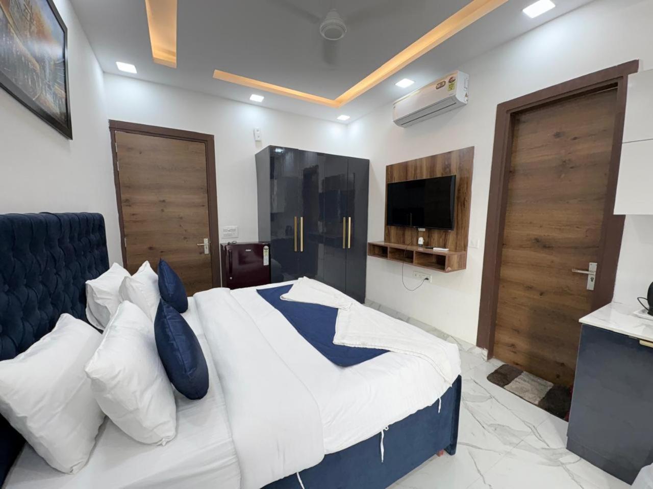 Pacific Inn Eco Central Гургаон Екстериор снимка