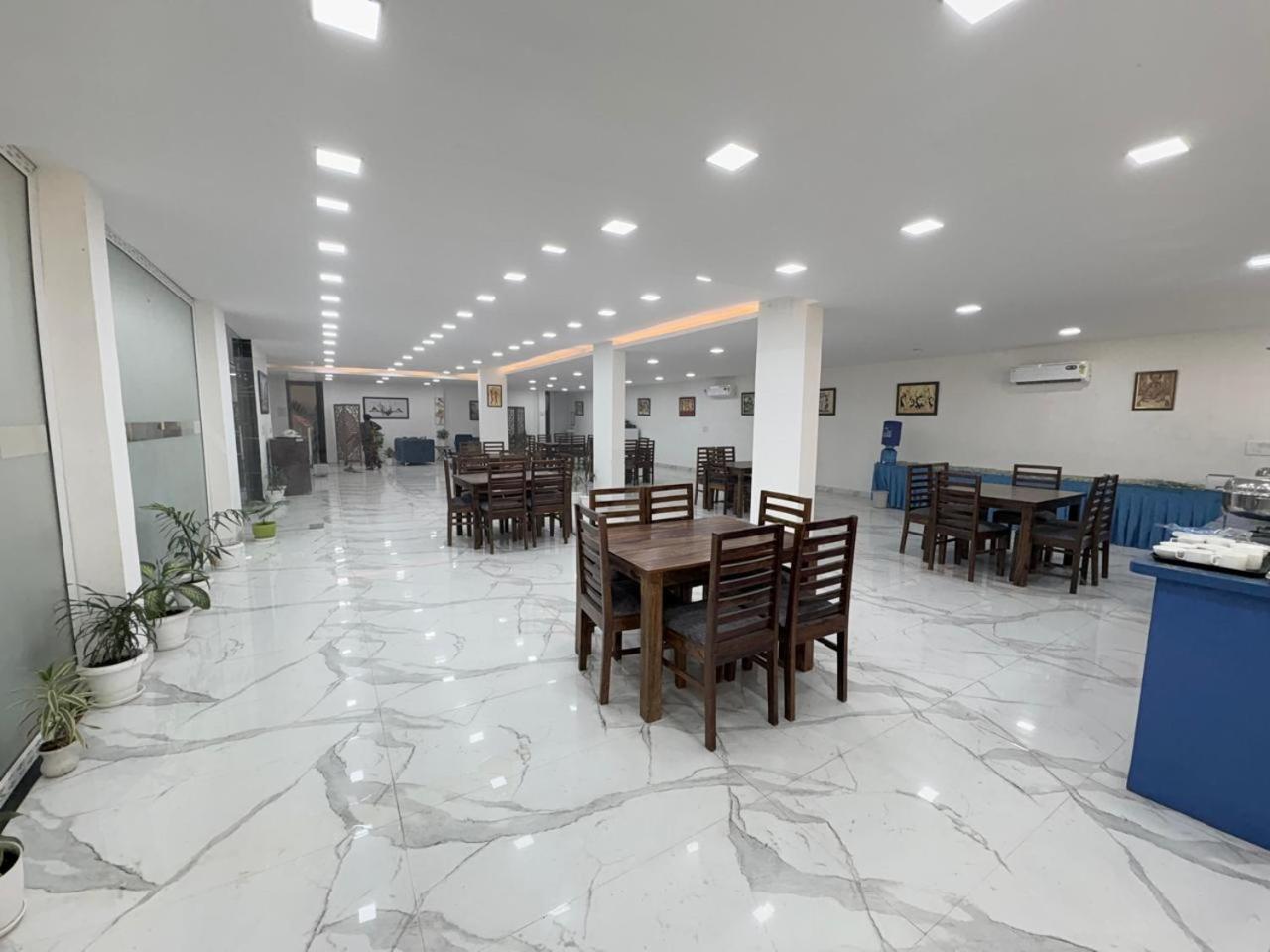 Pacific Inn Eco Central Гургаон Екстериор снимка