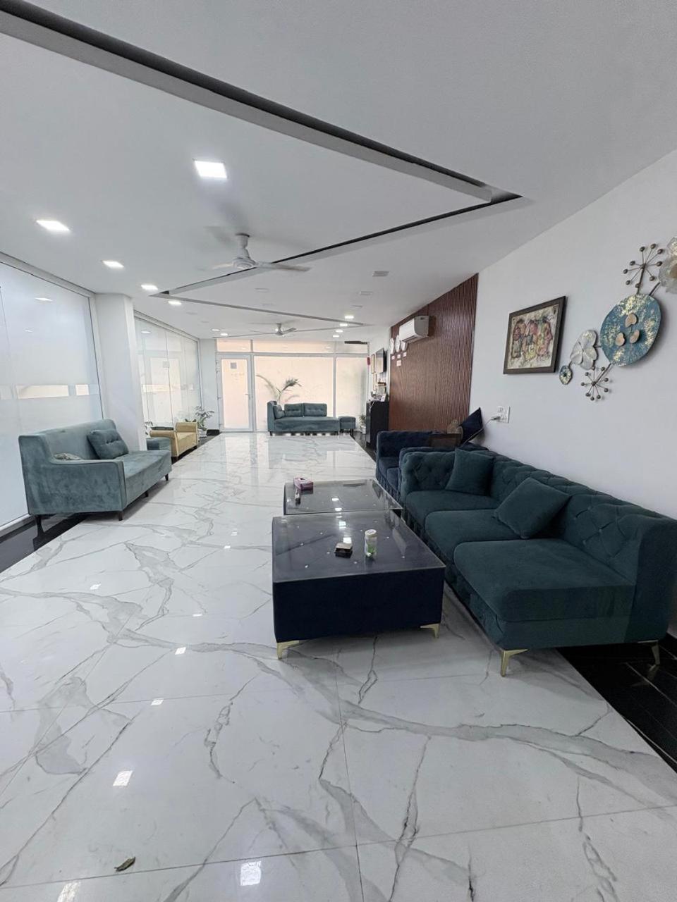 Pacific Inn Eco Central Гургаон Екстериор снимка