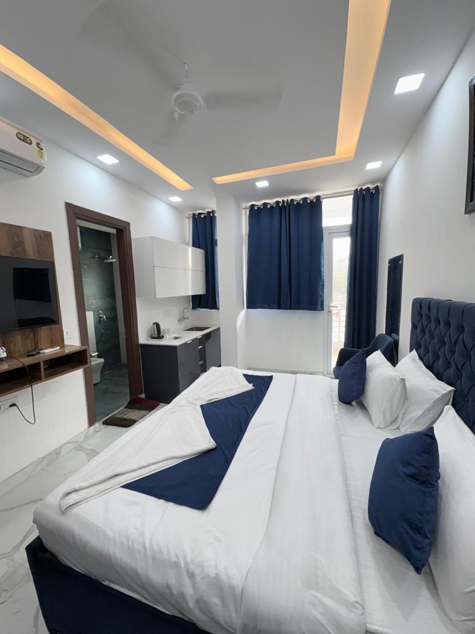 Pacific Inn Eco Central Гургаон Екстериор снимка