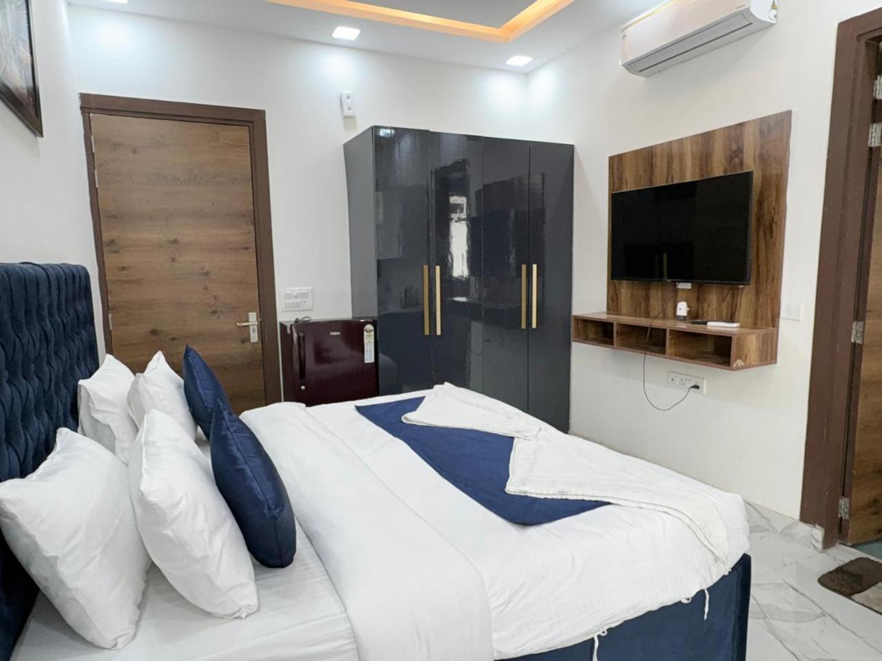Pacific Inn Eco Central Гургаон Екстериор снимка