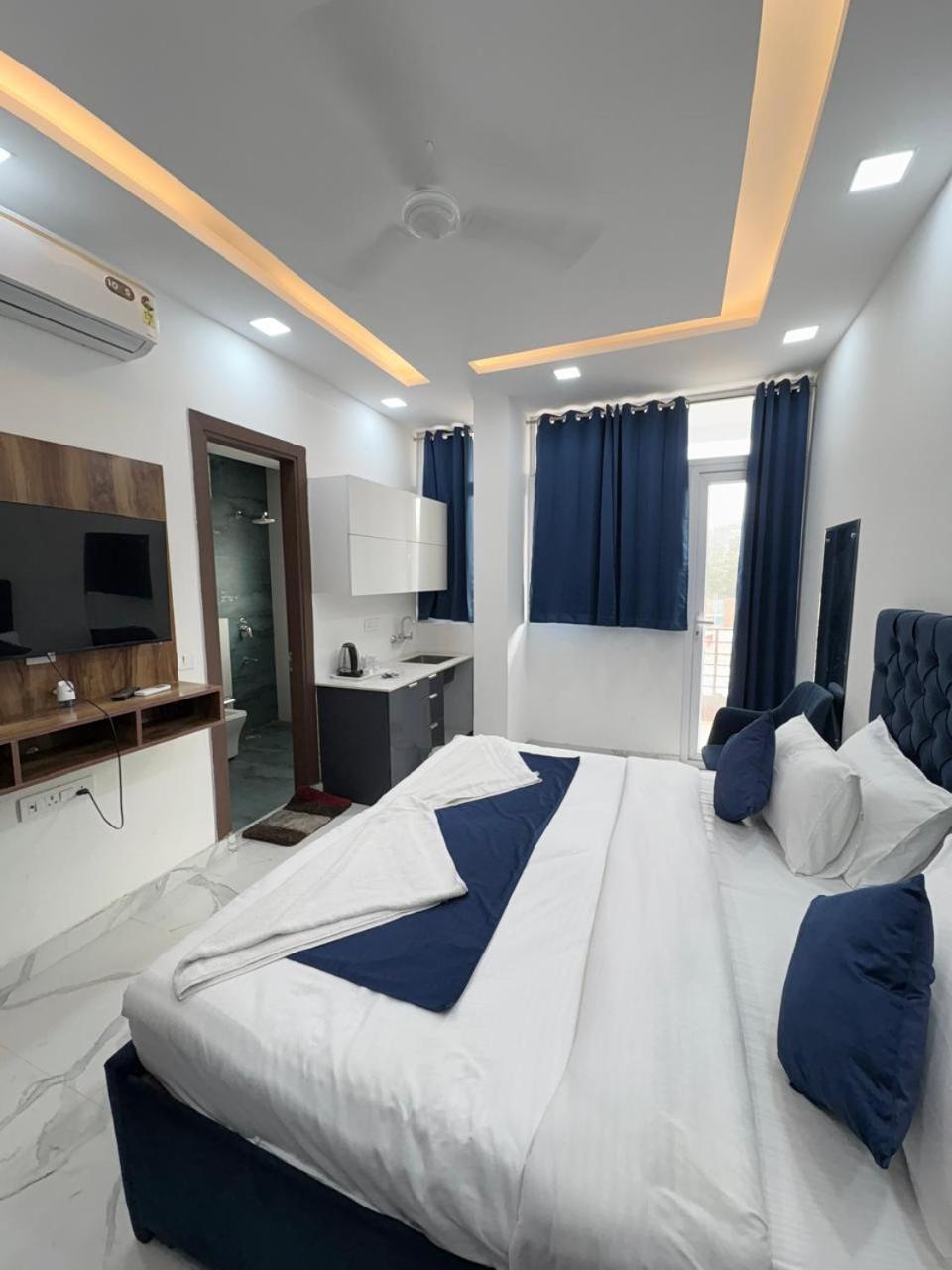Pacific Inn Eco Central Гургаон Екстериор снимка