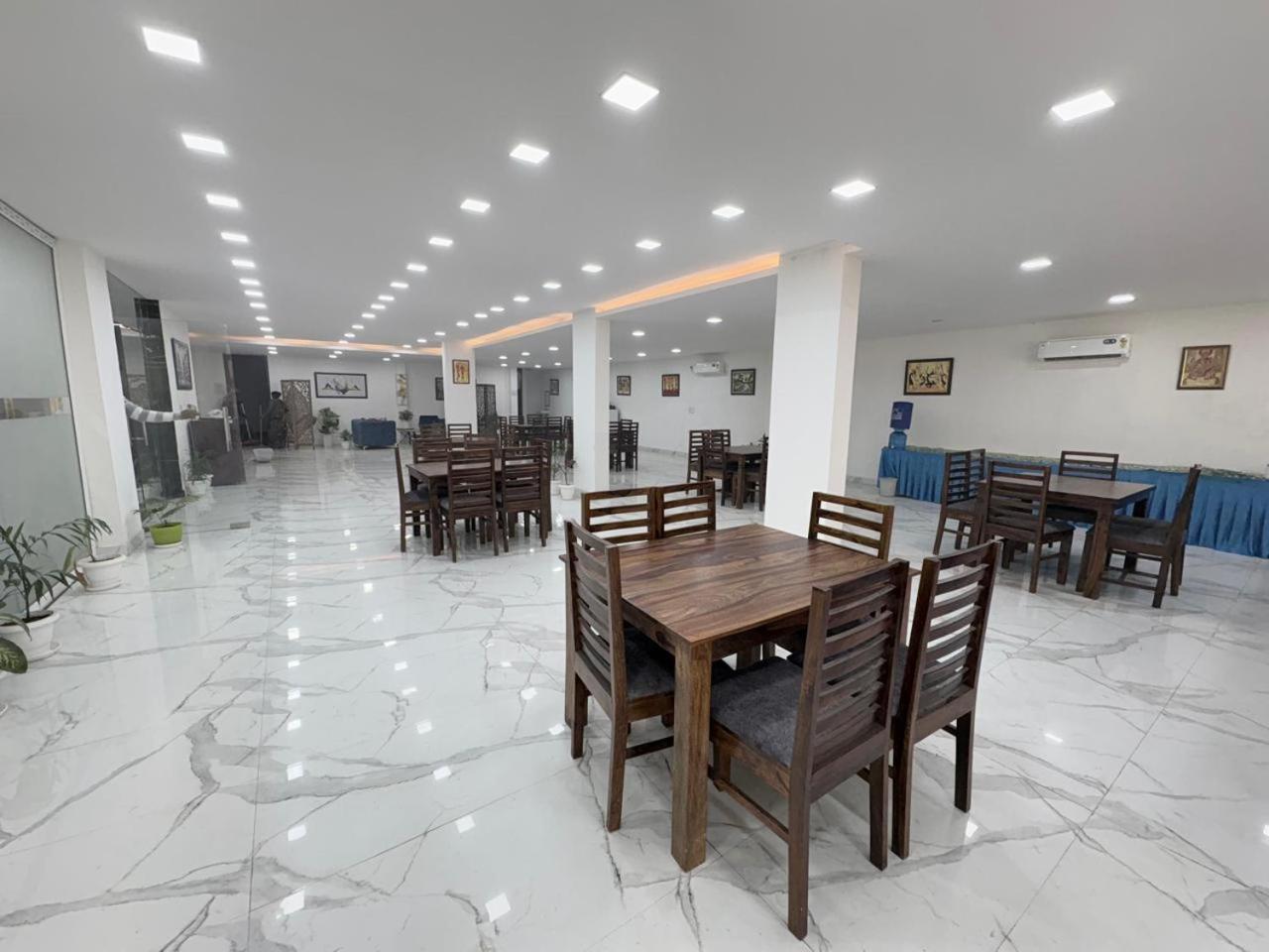Pacific Inn Eco Central Гургаон Екстериор снимка