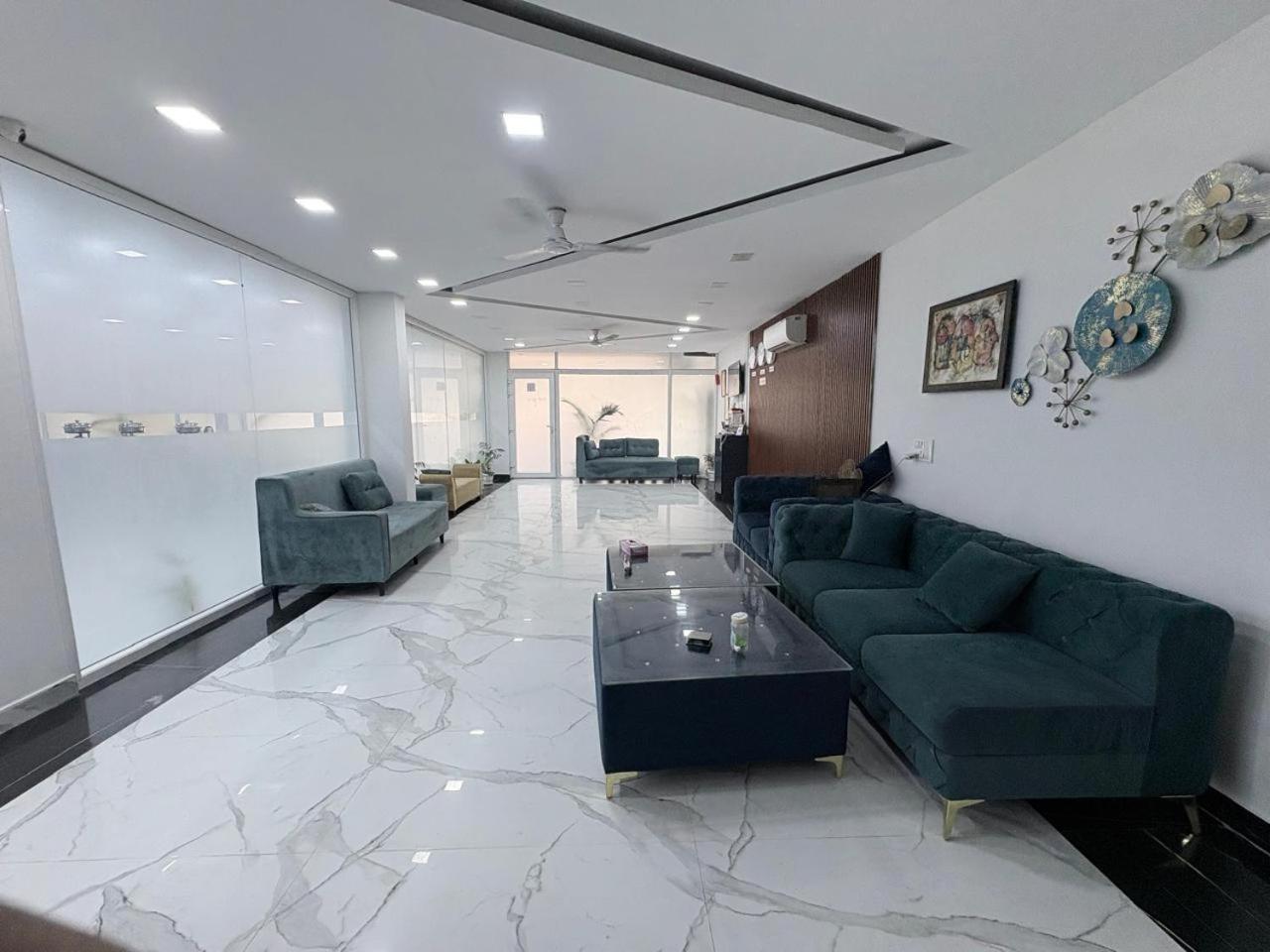 Pacific Inn Eco Central Гургаон Екстериор снимка