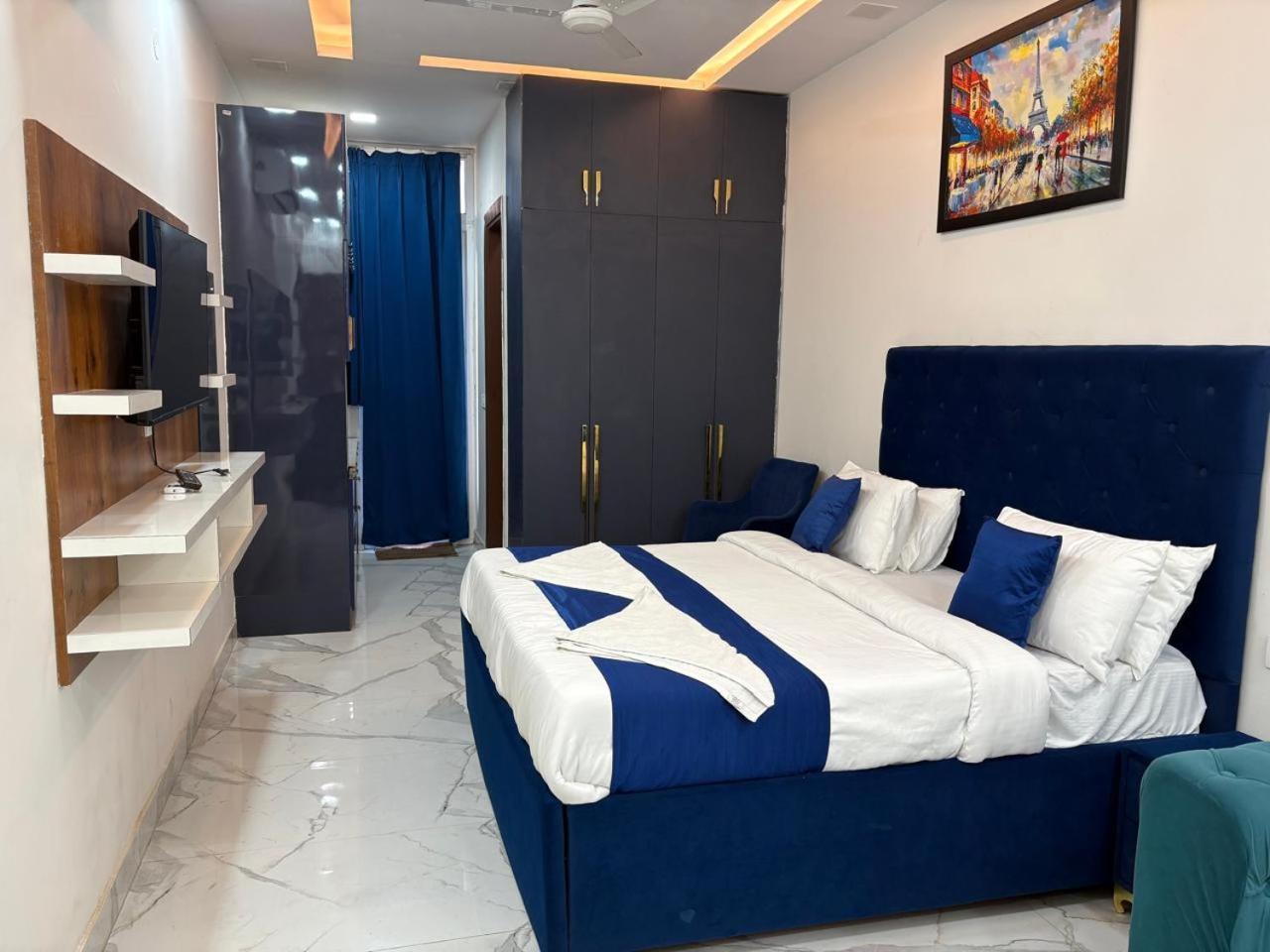 Pacific Inn Eco Central Гургаон Екстериор снимка