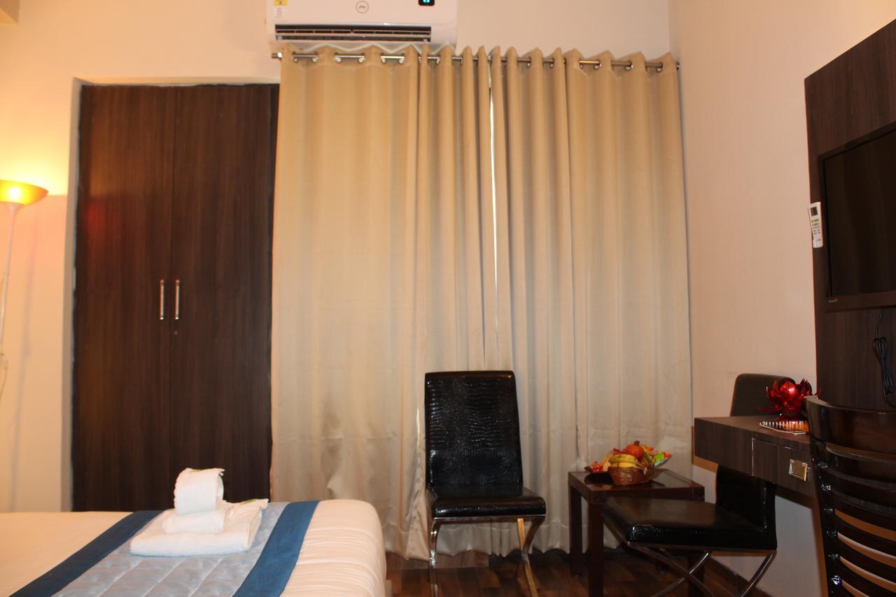Pacific Inn Eco Central Гургаон Екстериор снимка