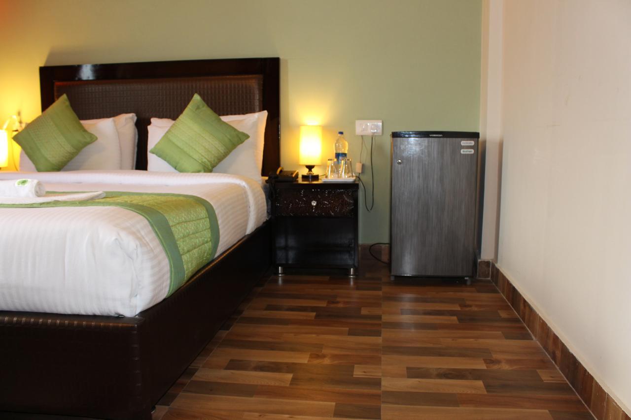 Pacific Inn Eco Central Гургаон Екстериор снимка