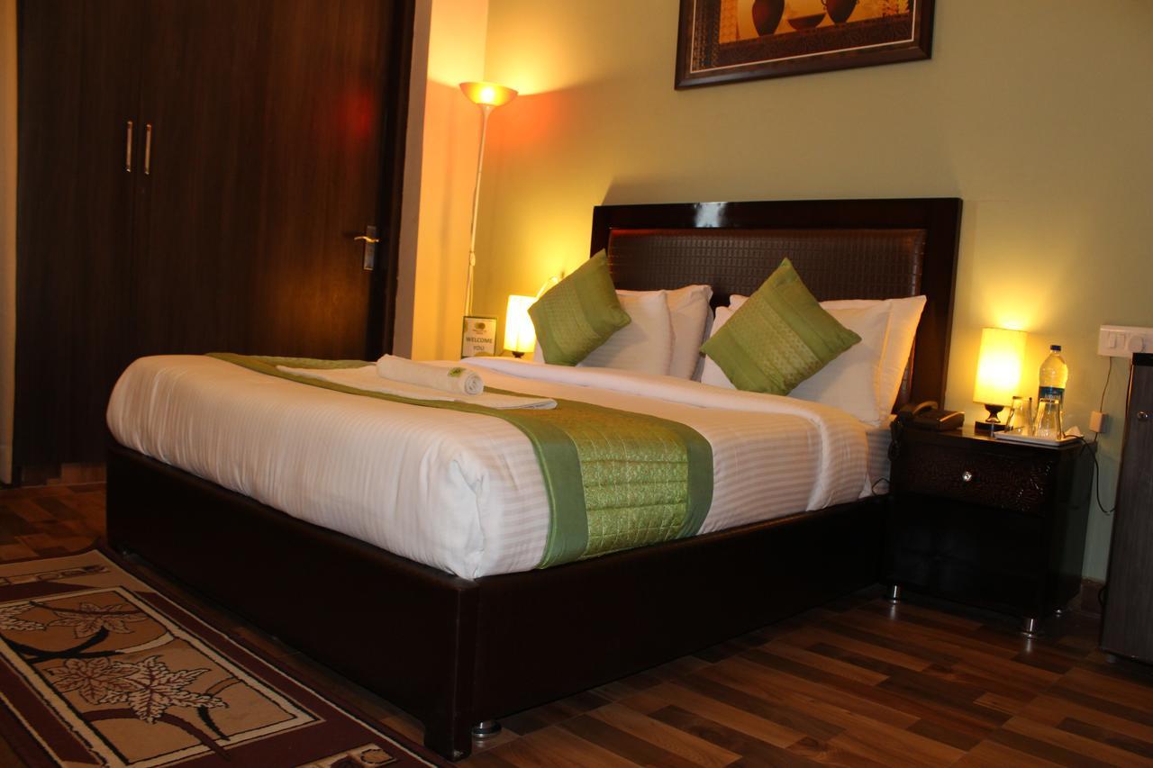 Pacific Inn Eco Central Гургаон Екстериор снимка