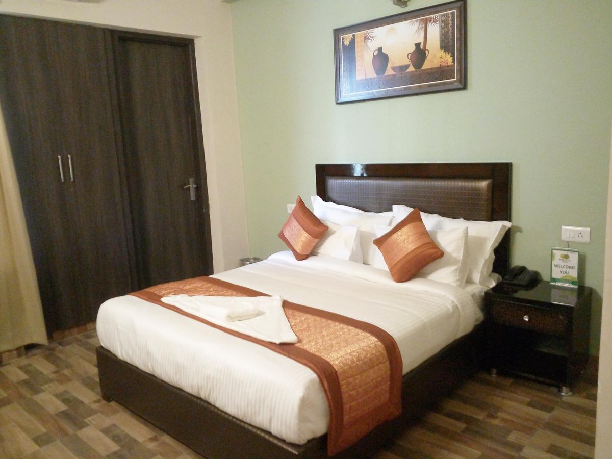 Pacific Inn Eco Central Гургаон Екстериор снимка